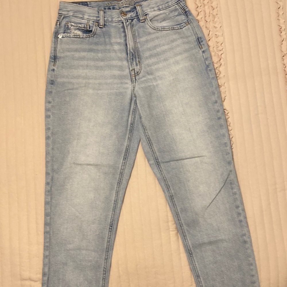 American Eagle Outfitters Mom jeans. Size 6 regular